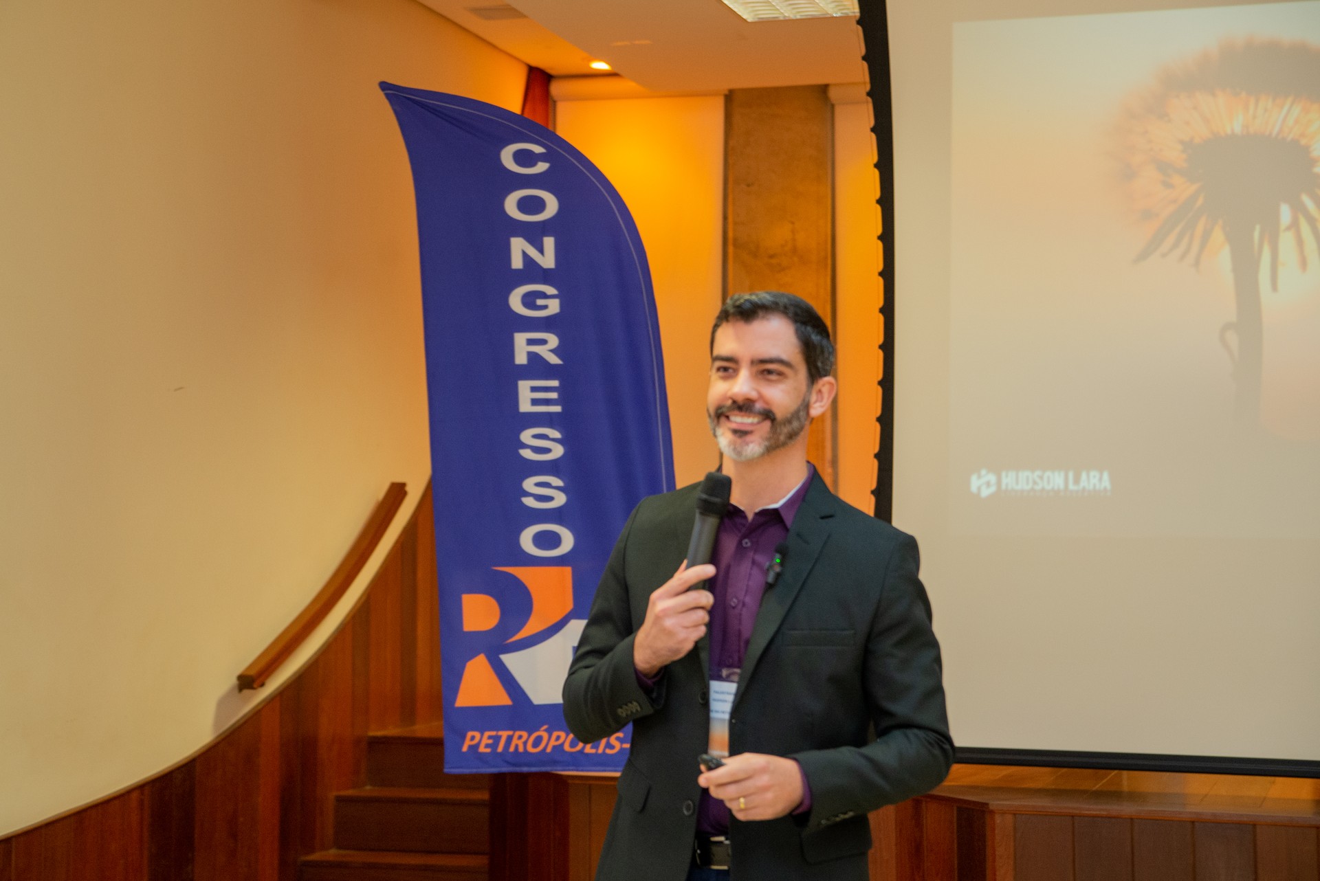 Hudson Lara conduzindo palestra sobre liderança para plateia corporativa