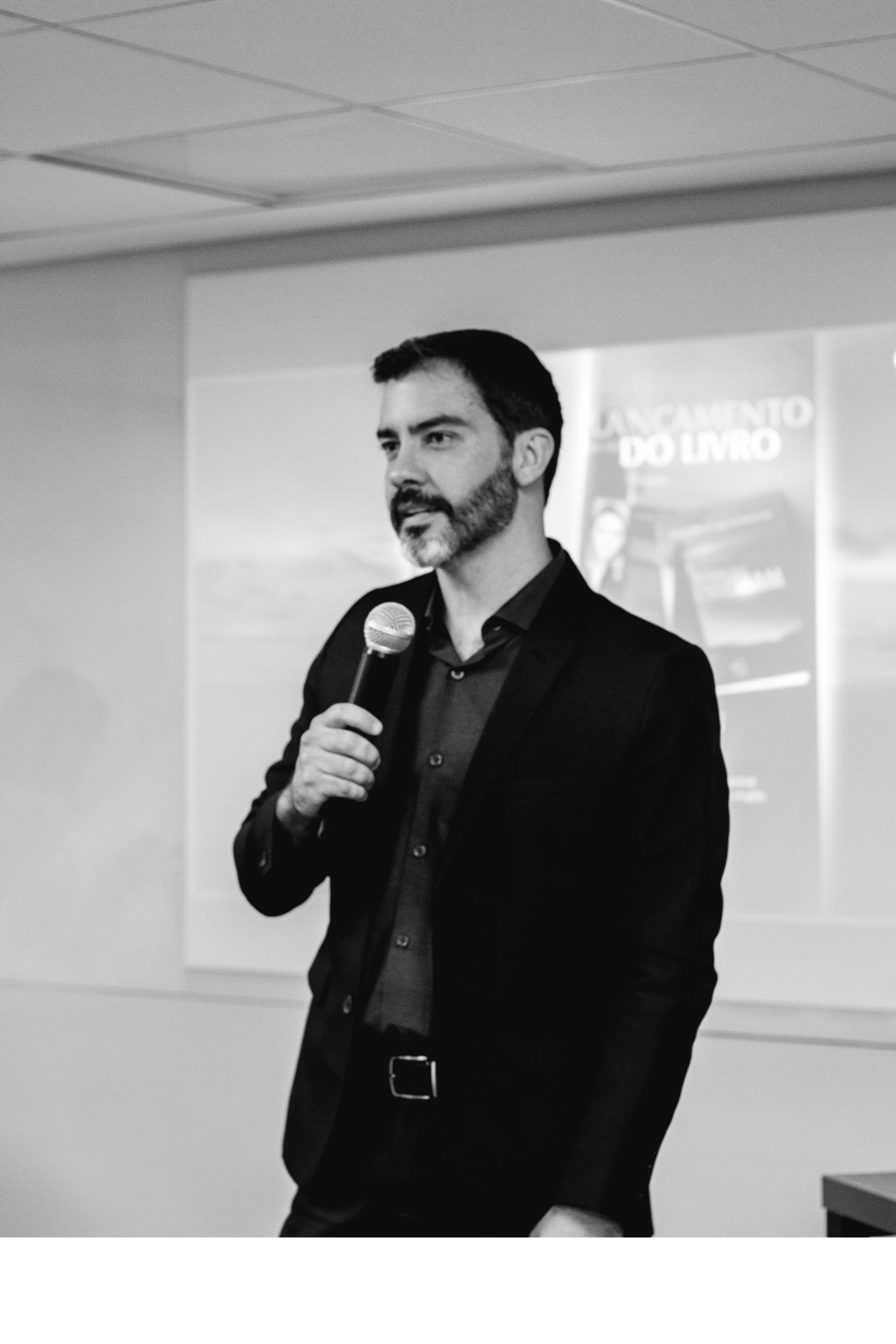 Hudson Lara durante apresentação, em preto e branco