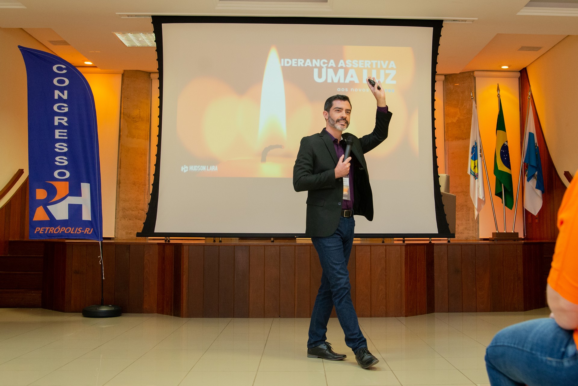 Hudson Lara palestrando sobre liderança assertiva em congresso de RH